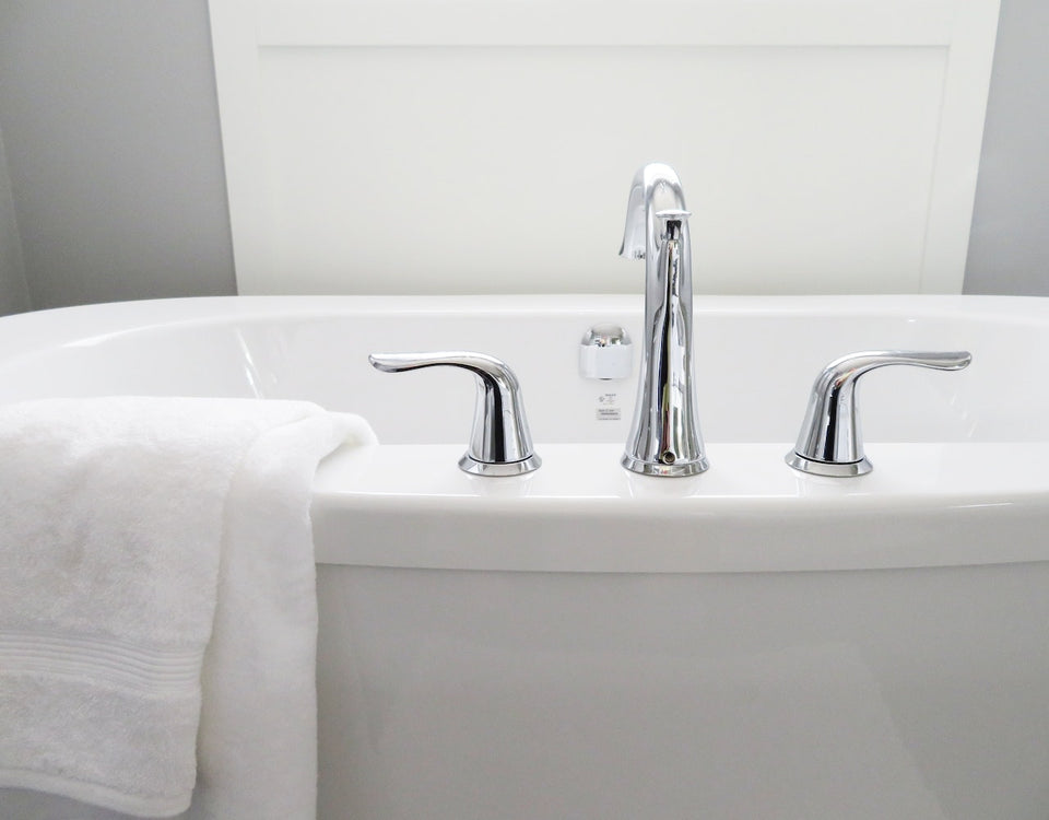 Expert Guide: How to Clean Blinds in the Bathtub Effectively